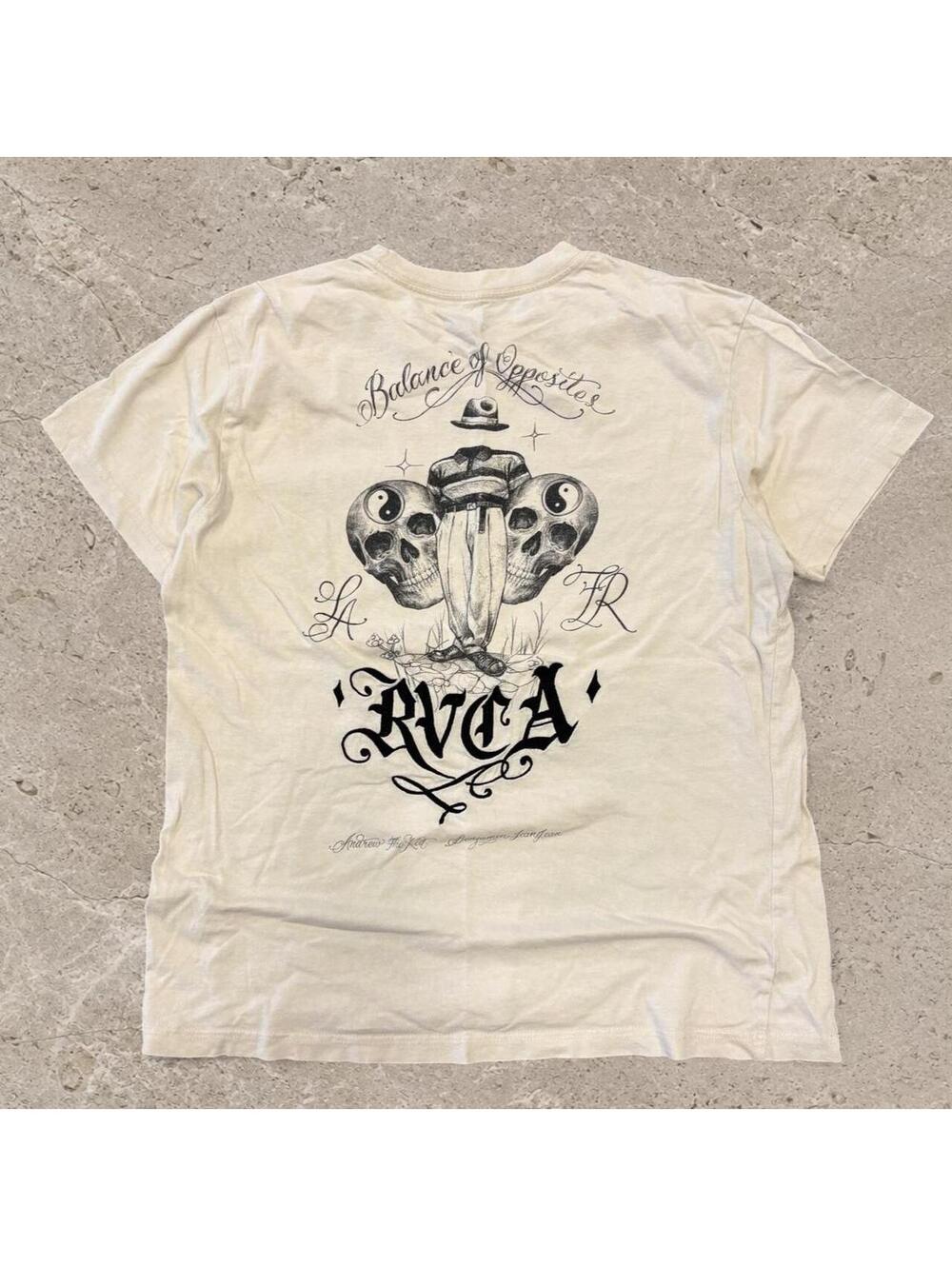 Beautiful retro style y2k rvca Tee.